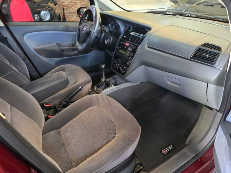 FIAT - LINEA - 2009/2010 - Vermelha - R$ 31.900,00