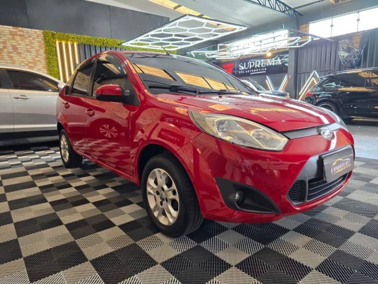 FORD - FIESTA - 2013/2014 - Vermelha - R$ 42.900,00