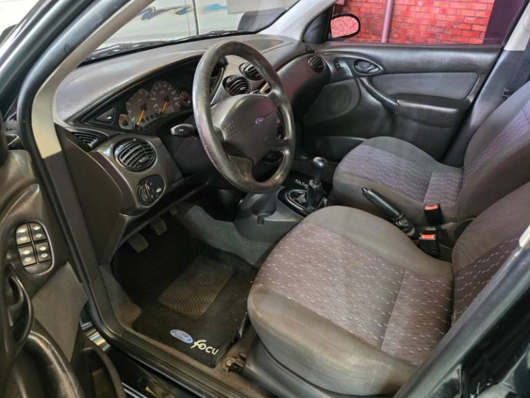 FORD - FOCUS - 2004/2004 - Preta - R$ 23.900,00