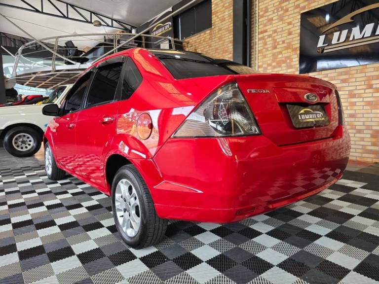 FORD - FIESTA - 2013/2014 - Vermelha - R$ 42.900,00