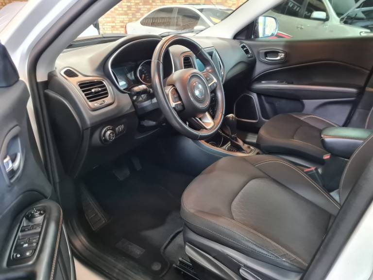 JEEP - COMPASS - 2017/2018 - Branca - R$ 82.900,00