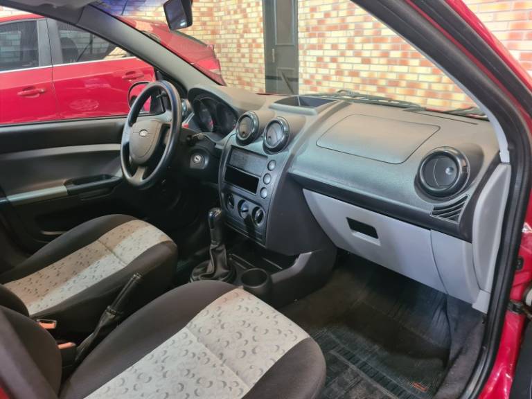 FORD - FIESTA - 2008/2009 - Vermelha - R$ 24.900,00