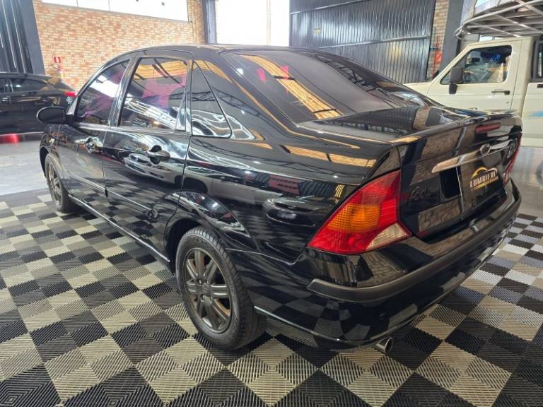 FORD - FOCUS - 2004/2004 - Preta - R$ 23.900,00