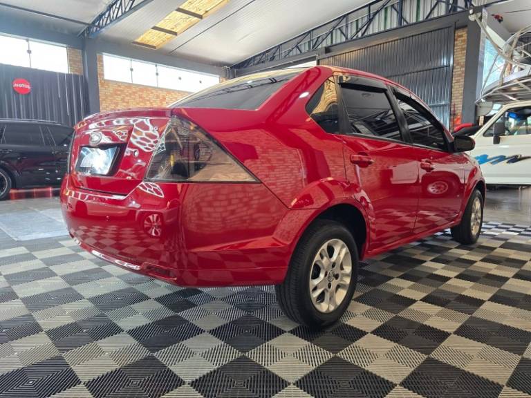 FORD - FIESTA - 2013/2014 - Vermelha - R$ 42.900,00