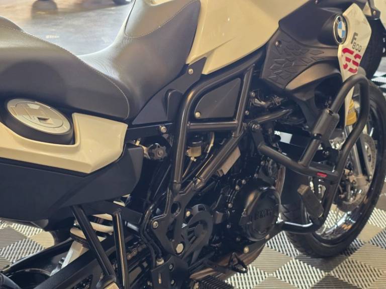 BMW - F 800 - 2013/2013 - Branca - R$ 41.500,00