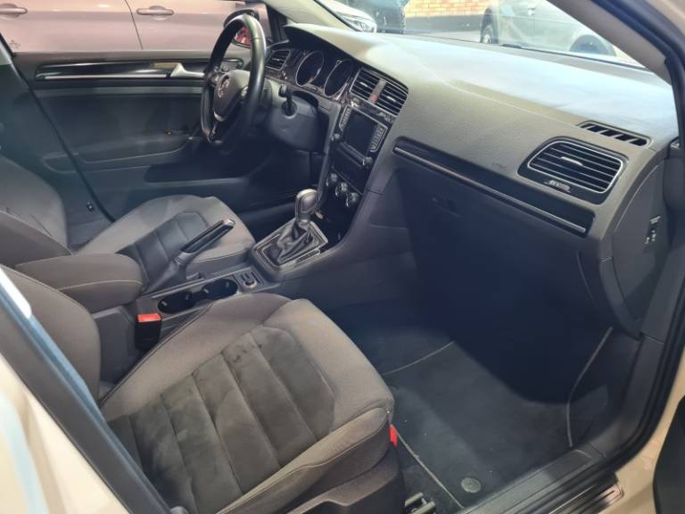 VOLKSWAGEN - GOLF - 2015/2015 - Branca - R$ 86.900,00