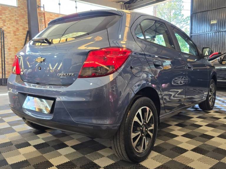 CHEVROLET - ONIX - 2013/2014 - Azul - R$ 55.900,00