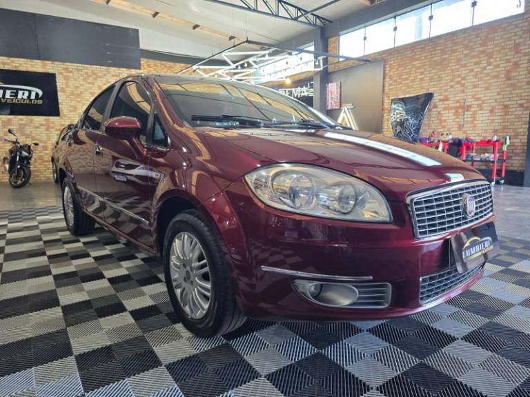 FIAT - LINEA - 2009/2010 - Vermelha - R$ 31.900,00