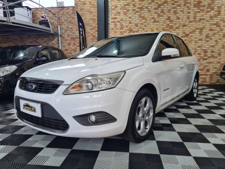 FORD - FOCUS - 2011/2012 - Branca - R$ 44.900,00