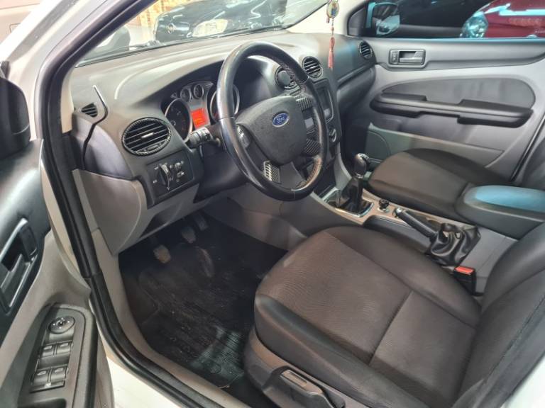 FORD - FOCUS - 2013/2013 - Branca - R$ 44.500,00
