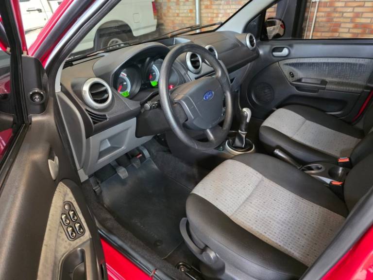 FORD - FIESTA - 2013/2014 - Vermelha - R$ 42.900,00