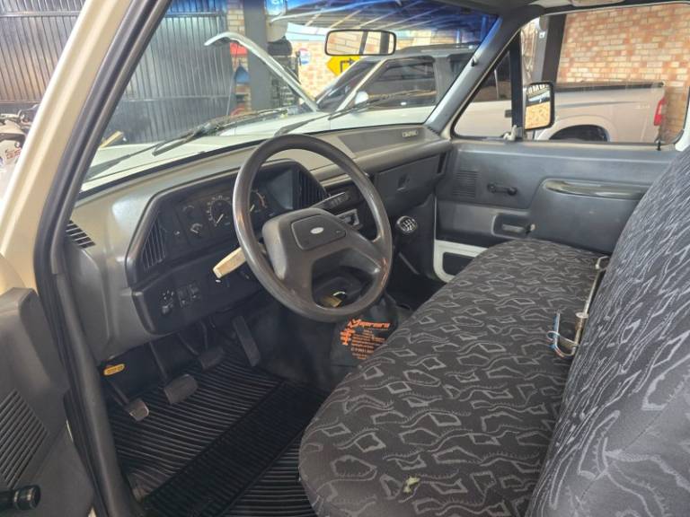 FORD - F-1000 - 1992/1993 - Branca - R$ 59.900,00